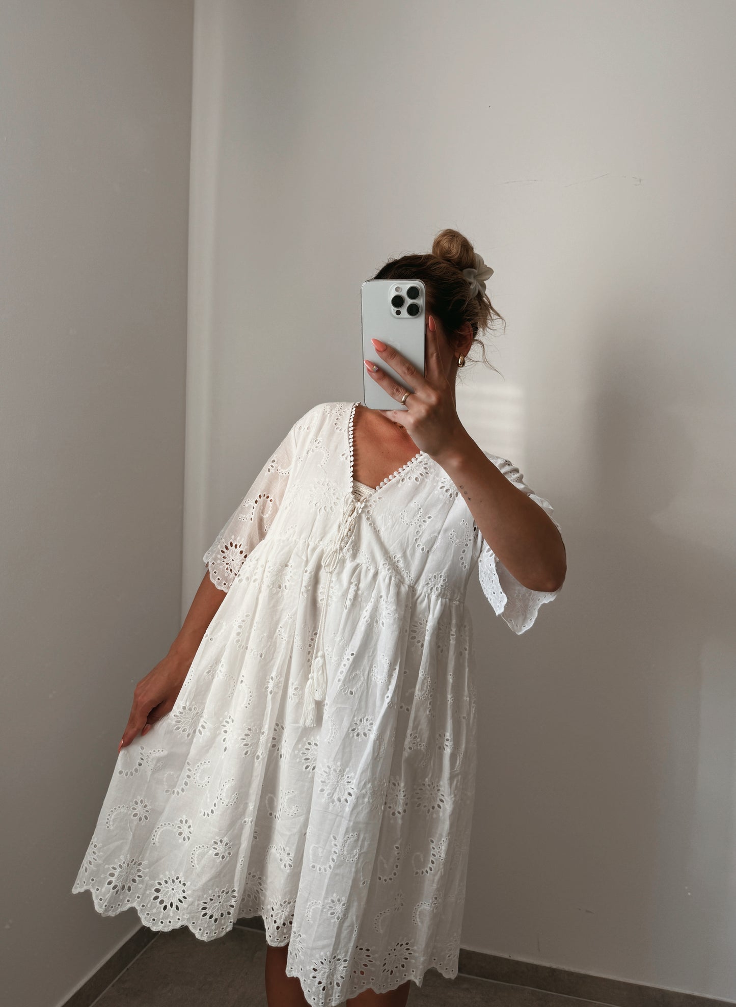 KLEID LOCHMUSTER